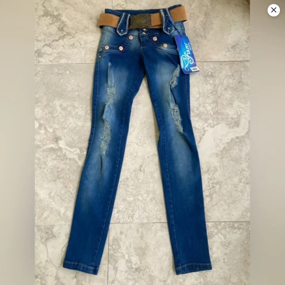 NWT Dfans Women’s Blue Distressed Jeans with Belt 6